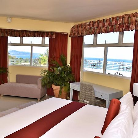 Hotel Grand A View Монтего Бей Екстериор снимка