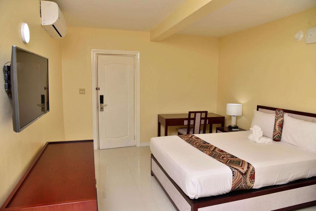 Hotel Grand A View Монтего Бей Екстериор снимка