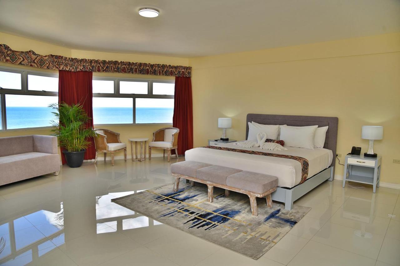Hotel Grand A View Монтего Бей Екстериор снимка