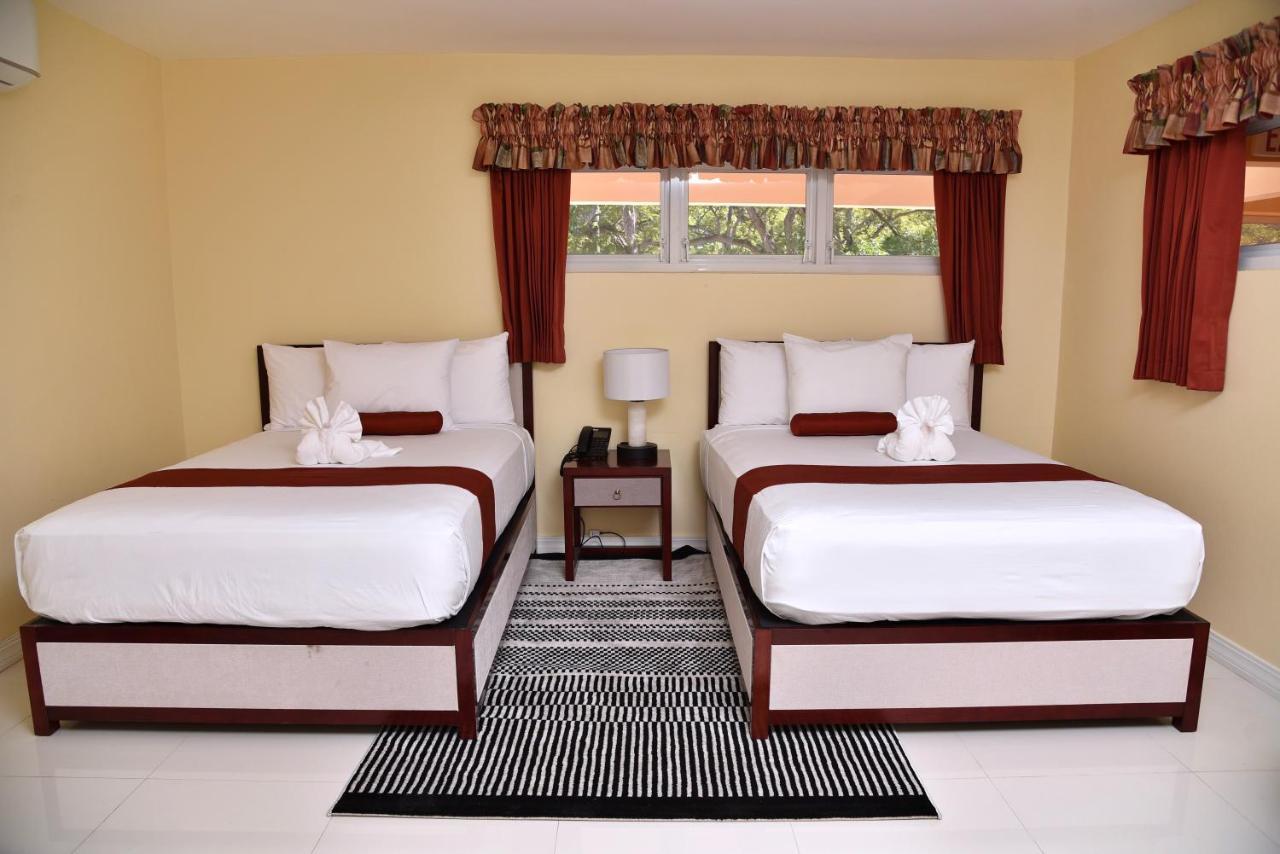 Hotel Grand A View Монтего Бей Екстериор снимка