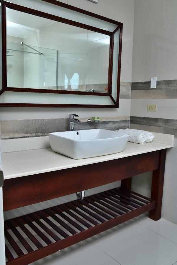 Hotel Grand A View Монтего Бей Екстериор снимка