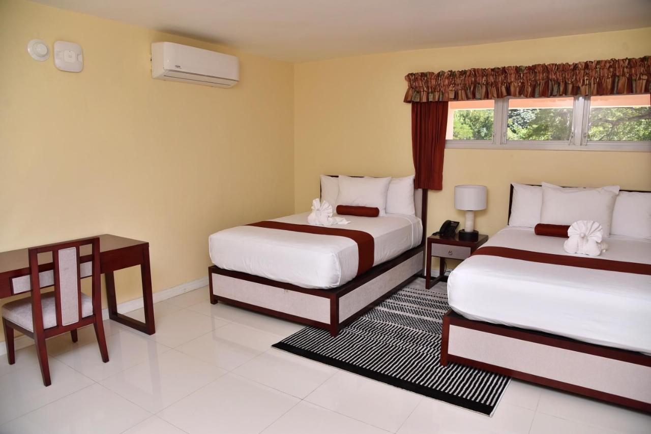 Hotel Grand A View Монтего Бей Екстериор снимка