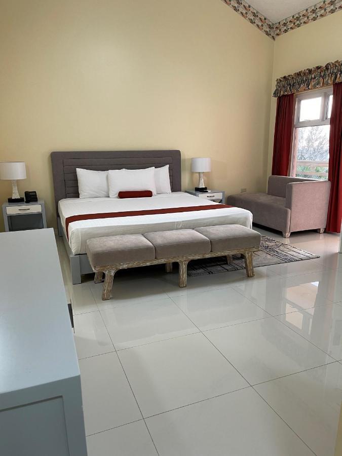 Hotel Grand A View Монтего Бей Екстериор снимка