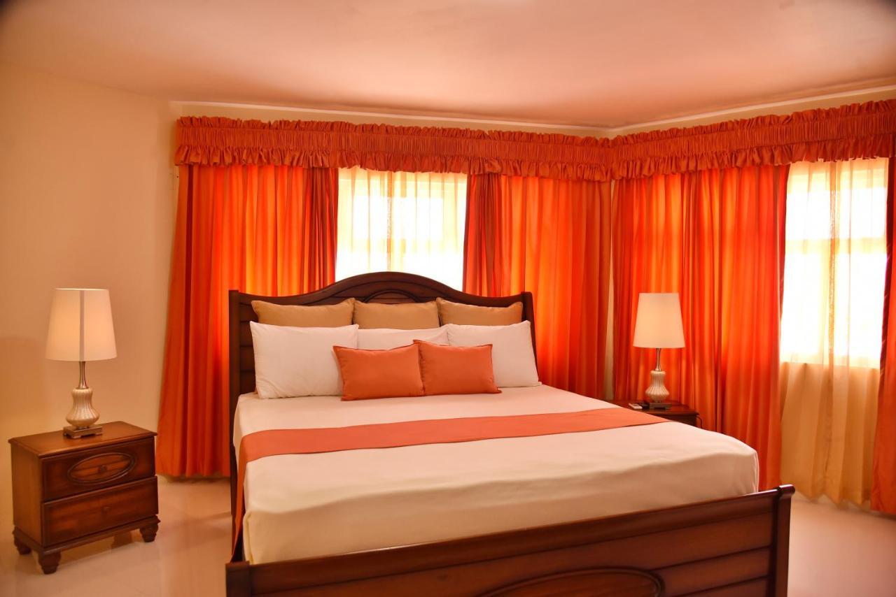 Hotel Grand A View Монтего Бей Екстериор снимка